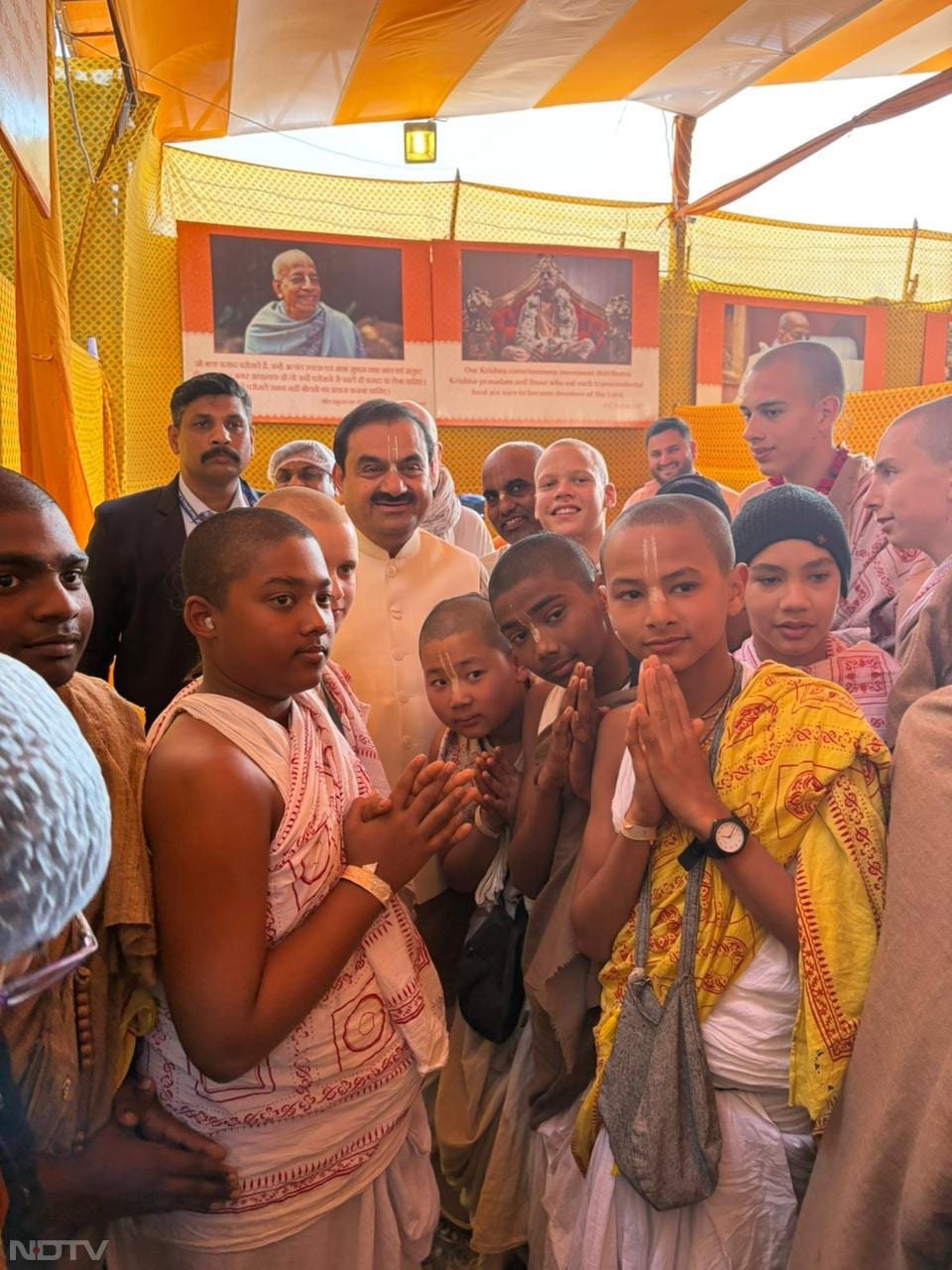 अदाणी समूह इस साल इस्कॉन और गीता प्रेस के साथ मिलकर महाकुंभ में आने वाले श्रद्धालुओं की सेवा में लगा हुआ है. इस्कॉन के साथ मिलकर अदाणी समूह प्रतिदिन एक लाख श्रद्धालुओं को महाप्रसाद का वितरण कर रहा है. परिसर में 'अदाणी महाप्रसाद' का आयोजन किया जा रहा है, जहां हजारों भक्तों की भीड़ लगी हुई है.