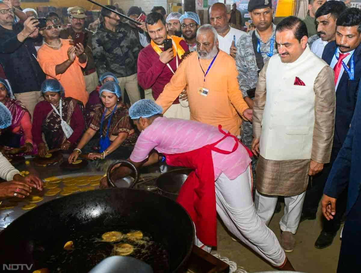 संगम पर पूजा, भंडारे में सेवा, खुद बनाया प्रसाद : PHOTOS में देखिए गौतम अदाणी की महाकुंभ यात्रा