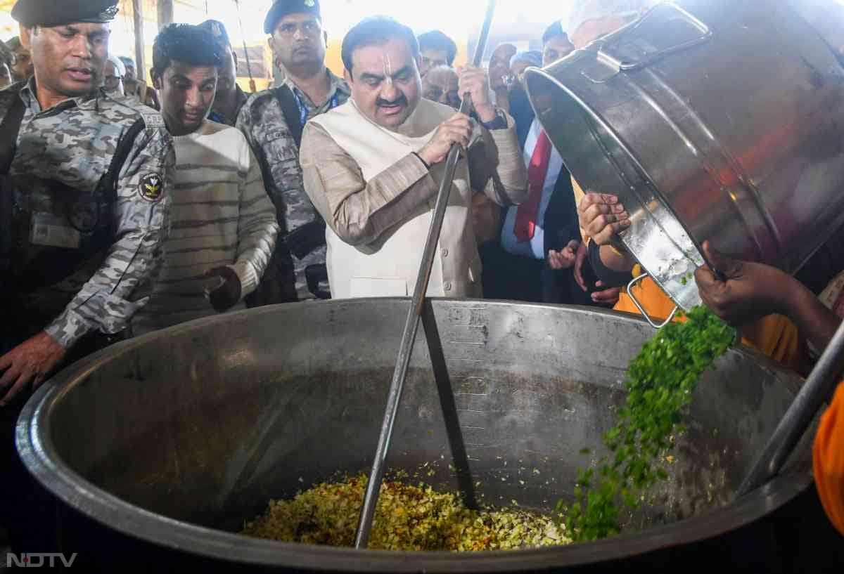 इस साल, अदाणी समूह इस्कॉन और गीता प्रेस के साथ मिलकर महाकुंभ में श्रद्धालुओं की सेवा में जुटा हुआ है. दोनों संगठनों के सहयोग से प्रतिदिन एक लाख श्रद्धालुओं को महाप्रसाद का वितरण किया जा रहा है.