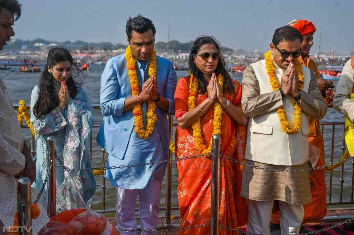 संगम पर पूजा, भंडारे में सेवा, खुद बनाया प्रसाद : PHOTOS में देखिए गौतम अदाणी की महाकुंभ यात्रा