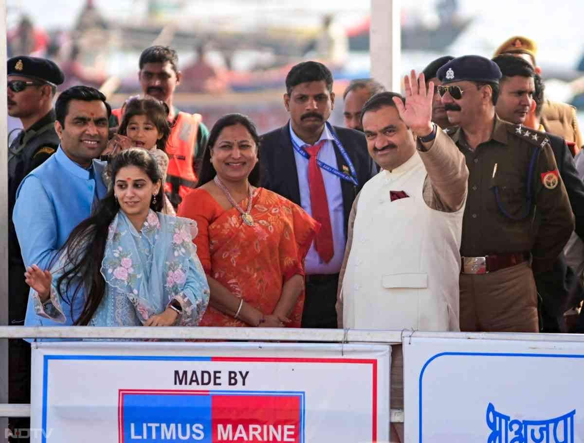 संगम पर पूजा, भंडारे में सेवा, खुद बनाया प्रसाद : PHOTOS में देखिए गौतम अदाणी की महाकुंभ यात्रा