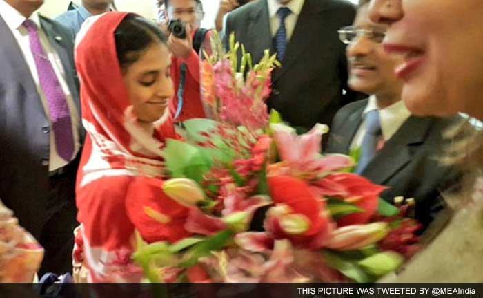 Geeta received at the Delhi airport with a bouquet along with the members of Edhi Foundation who accompanied her.