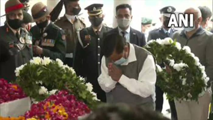 Delhi Chief Minister Arvind Kejriwal pays tributes to CDS General Bipin Rawat.