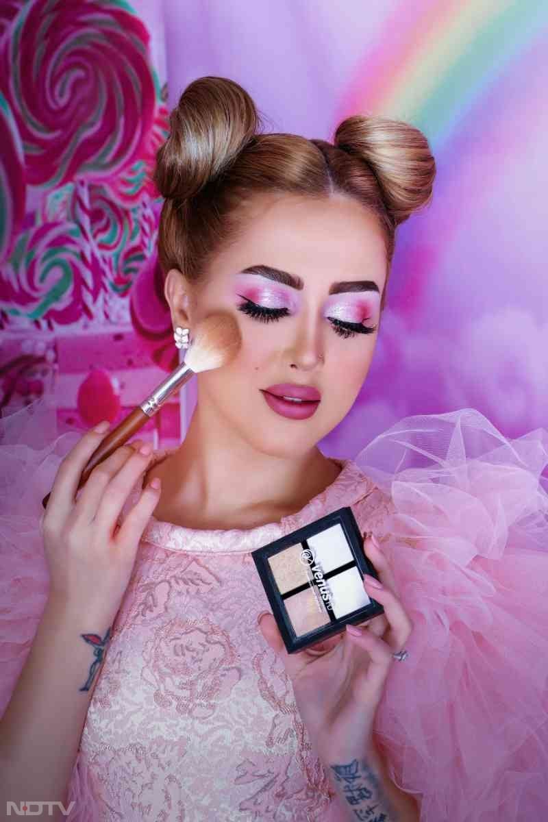 ग्लिटरी मेकअप नाइट पार्टीज में काफी खूबसूरत लुक देता है. इसे ट्राई कर सकती हैं. Pic Credit- Pexels