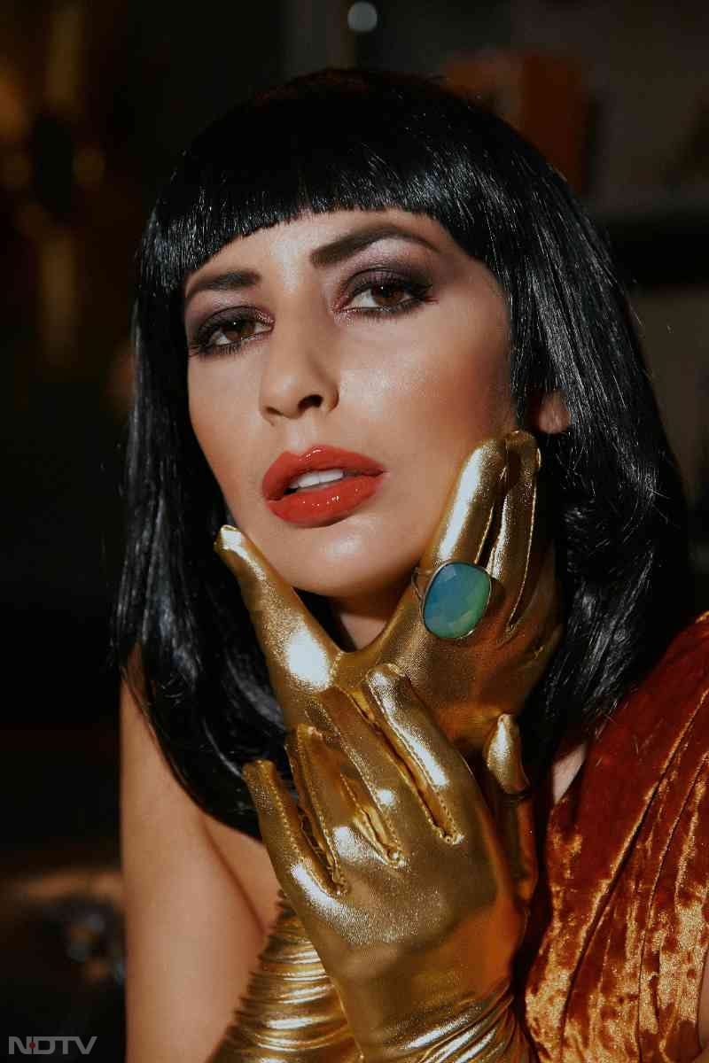 मेकअप और हेयर आपकी ड्रेस के अकॉर्डिंग रखें. वैसे सर्दियों में डार्क कलर्स भी मेकअप में चुन सकती हैं. Pic Credit- Pexels