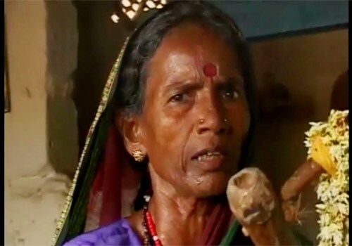 <span class="lh16 fa fs12 fb"><strong>A song divine:</strong> Huligamma with the devadasi song.</span>