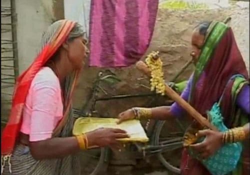 <span class="lh16 fa fs12 fb"><strong>Women in alms:</strong> Huligamma living the life of a Jogini.</span>