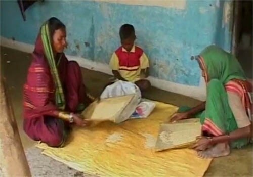 <span class="lh16 fa fs12 fb"><strong>Hand to mouth existence:</strong> Women winnowing jowar.</span>