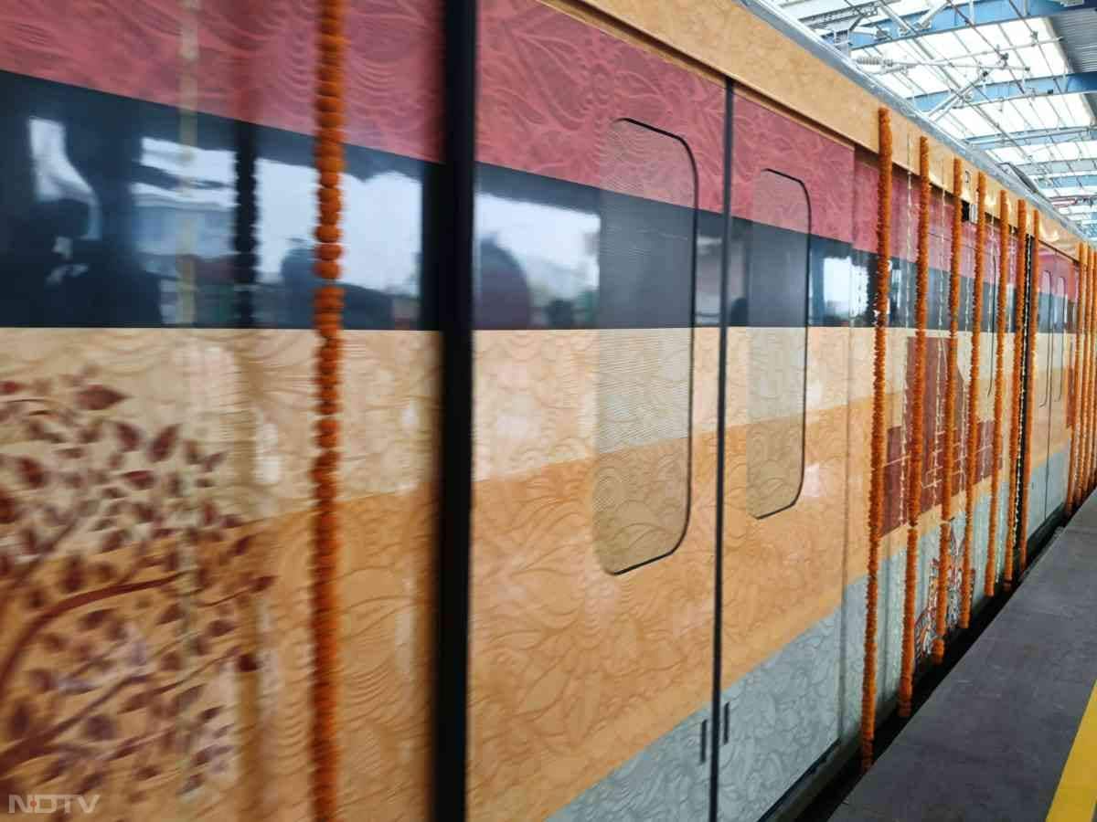 मुख्यमंत्री सम्राट चौधरी ने विस्तारित खंड का किया उद्घाटन और उन्&zwj;होंने मेट्रो में अन्&zwj;य नेताओं संग सफर भी किया.