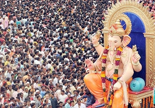 <span class="lh16 fa fs12 fb">Devout Hindus go into a trance as a huge idol of the Lord Ganesha is taken by followers through a busy throughfare for immersion in the Arabian Sea in Mumbai on September 3, 2009. (AFP Photo)</span>