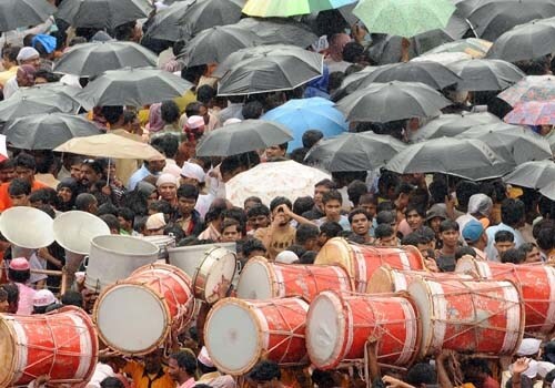 <span class="lh16 fa fs12 fb">Devotees carry drums during the procession as huge idols of the Lord Ganesha are taken by followers through a busy throughfare for immersion. Devotees bring home and also offer prayers in temporary temples built for idols of Lord Ganesha in order to invoke his blessings for wisdom and prosperity. (AFP Photo)</span>