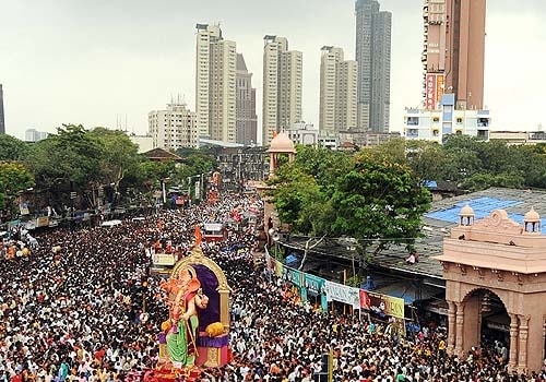 <span class="lh16 fa fs12 fb">Devout Hindus throng the streets of the city's central suburbs as a huge idol of Ganapati Bappa is taken by followers. The ten-day long Ganesha festival culminates with the immersion of the idols in the Arabian Sea. (AFP Photo)</span>