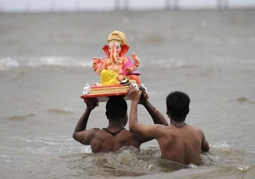 <span class="lh16 fa fs12 fb">Hindu devotees carry an idol of Lord Ganesha for immersion. The ten-day Ganesh festival sees millions of Hindus gathering along the western city's coast to immerse the elephant-god idols. (AFP Photo)</span>