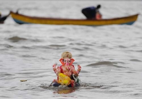 <span class="lh16 fa fs12 fb">Hindu devotees carry an idol of Lord Ganesha for immersion. The ten-day Ganesh festival sees millions of Hindus gathering along the western city's coast to immerse the elephant-god idols. (AFP Photo)</span>