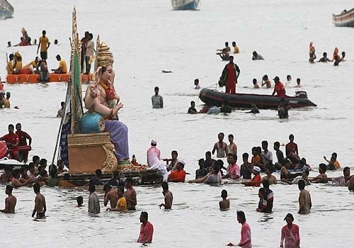 <span class="lh16 fa fs12 fb">Ganesh idols being immersed at Girgaum Chowpatty on the concluding day of Ganesh festival in Mumbai on Thursday. (PTI Photo)</span>