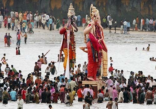 <span class="lh16 fa fs12 fb">Ganesh idols being immersed in Arabian Sea in Mumbai on the concluding day of Ganesh festival. (PTI Photo)</span>