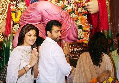 <span class="lh16 fa fs12 fb">Bollywood actress Shilpa Shetty (L) and Raj Kundra stand below a huge idol of Ganesha at the Chinchpokali Ganesh Mandal in Mumbai. (AFP Photo)</span>