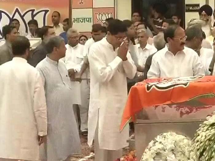 Political Leaders Pay Homage to Gopinath Munde