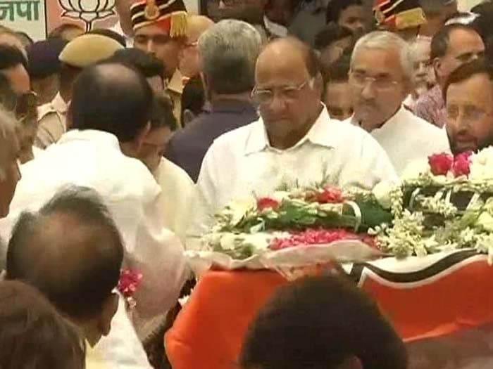 NCP leader Sharad Pawar pays last respects to Gopinath Munde