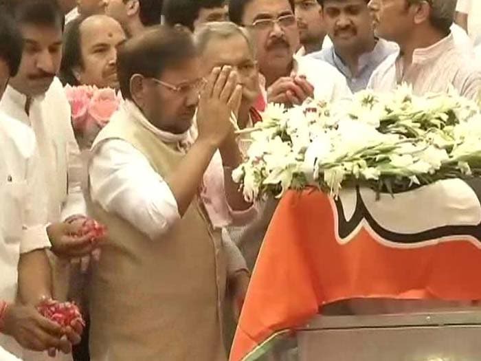 Sharad Yadav paying respects to Gopinath Munde