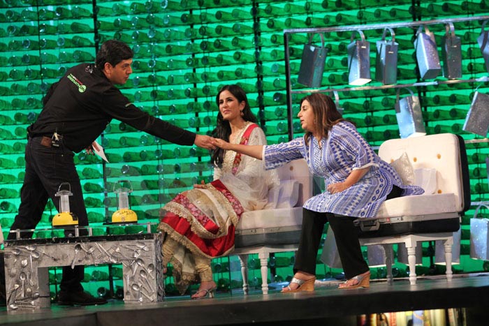 Vikram greets Farah Khan.