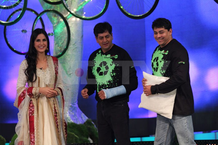 Vikram and Cyrus are receiving an <i>anarkali</i> clad Katrina Kaif.