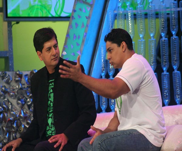 Vikram Chandra - CEO NDTV Networks, chatting up with famous VJ Cyrus Brocha on the sets of NDTV Toyota Greenathon.