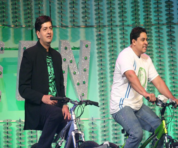 Cycling their way to good health and good earth! Vikram Chandra and Cyrus Brocha revel on the sets of NDTV Toyota Greenathon.