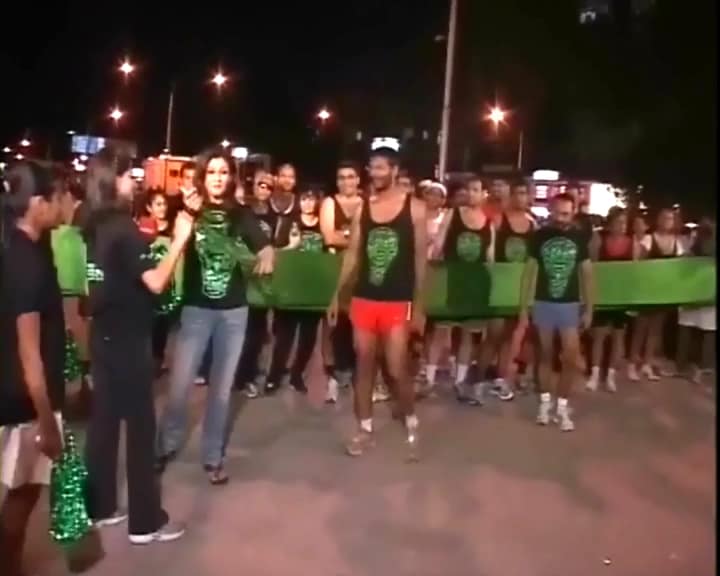 Sporting the Greenathon t-shirt that says "We mean green", Raveena Tandon flags off the marathon. Also seen is actor Rahul Bose who joined Milind Soman in his marathon.