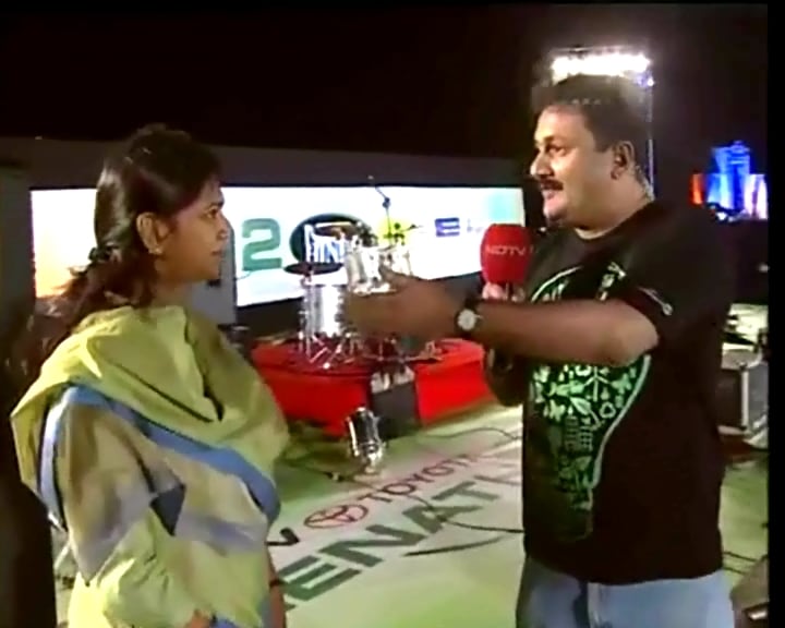 MK Kanimozhi with NDTV Anchor Sanjay Pinto at a beach in Tamil Nadu. The local students pledged to make the beach cleaner and plastic-free.
