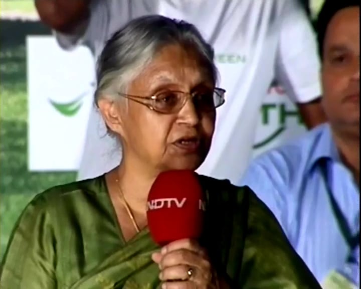 Delhi's "green" Chief Minister, Sheila Dikshit taking the green pledge.