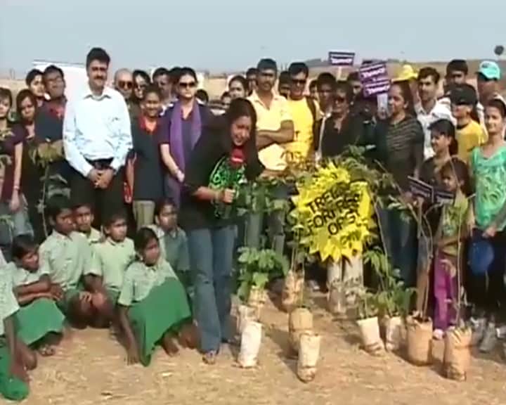 In Bangalore's Yamalur ground, people pledged to convert the huge stretch of barren land into a green paradise by planting saplings.