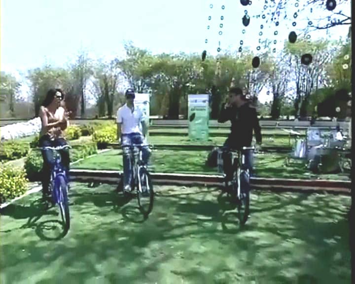 Pooja Bedi and Dino Morea with NDTV's Rajiv Makhni at Mumbai's Nature park. They pedalled to generate electricity - the green way!