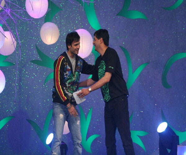 CEO, NDTV Networks - Vikram Chandra greeting Vivek Oberoi on the sets of the Greenathon.