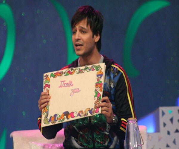 Viveik Oberoi holding a Thank You placard - conveying his gratitude to all those who are doing their bit to save the environment.