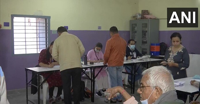 Gujarat Assembly Election 2022: गुजरात में दूसरे चरण के लिए 93 सीटों पर मतदान जारी
