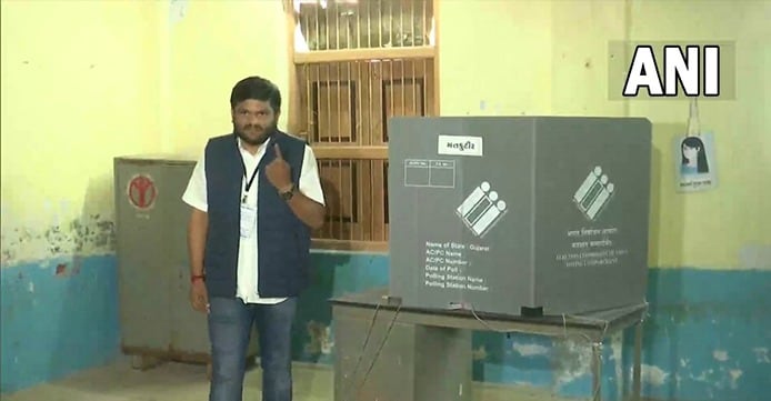 Gujarat Assembly Election 2022: दूसरे चरण में 93 सीटों के लिए हो रहा मतदान, पीएम मोदी समेत कई नेताओं ने डाला वोट