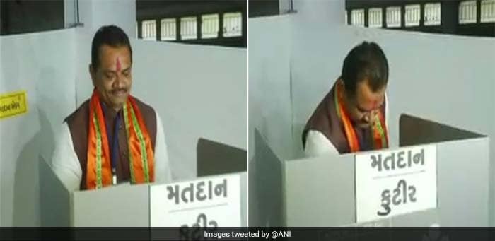 BJP Gujarat Chief Jitubhai Vaghani who is contesting this election from Bhavngar West casts his vote.