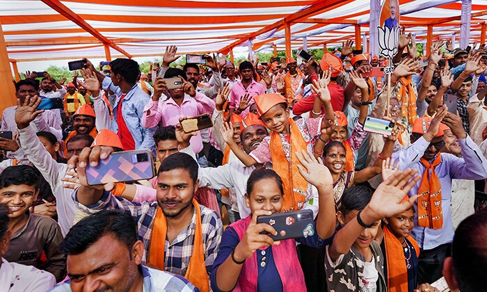 गुजरात विधानसभा चुनाव के लिए प्रधानमंत्री मोदी की चुनावी रैली में शामिल हुए समर्थकों में काफी उत्साह देखने को मिला.(फोटो: पीटीआई)