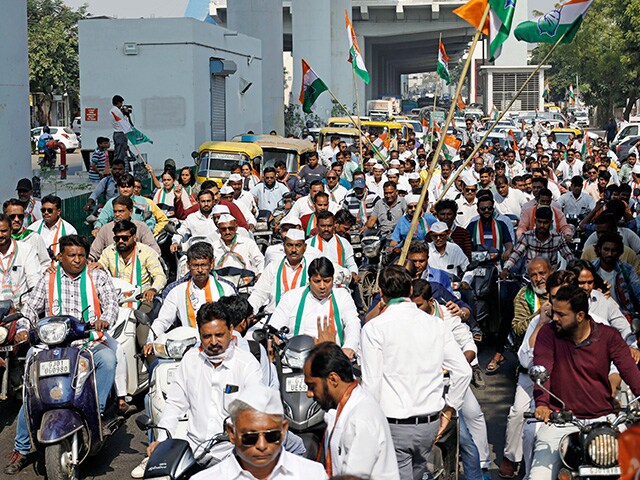 राज्य विधानसभा चुनाव से पहले 'परिवर्तन यात्रा' में भारी संख्या में हिस्सा लेते हुए कांग्रेस समर्थक. (पीटीआई फोटो)