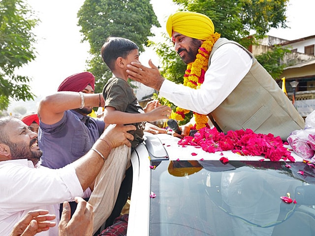 पंजाब के मुख्यमंत्री भगवंत मान ने सोमवार को छोटा उदयपुर में गुजरात विधानसभा चुनाव से पहले रोड शो किया. (पीटीआई फोटो)