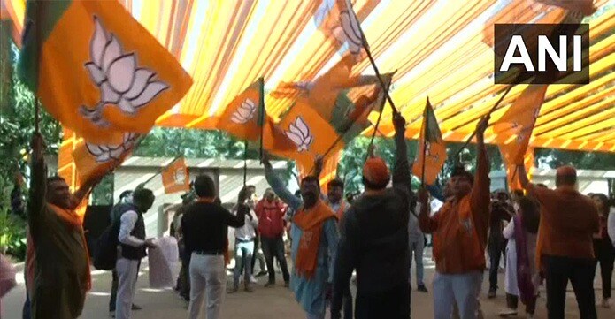 Gujarat, HP Assembly Election Results 2022: गुजरात में बीजेपी को ऐतिहासिक बढ़त, कार्यकर्ताओं में जश्न का माहौल