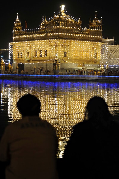 Sikh devotees gather in front of The Golden Temple in Amritsar on November 1, 2009, on the eve of the 540th birth anniversary of Sri Guru Nanak Dev. Sri Guru Nanak Dev ji was born in 1469 in Talwandi, a village in the Sheikhupura district, some 65kms west of Lahore in Pakistan. (AFP Photo)<br />