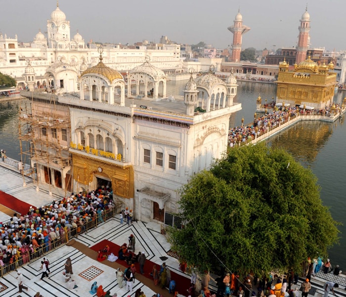 Sikh devotees wait in line to pay their respects at the Golden Temple. (AFP Photo)