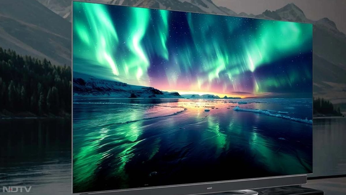 Haier ने अपनी प्रीमियम OLED TV सीरीज़ के तहत भारत में दो नए स्मार्ट टीवी - C95 और C90 लॉन्च कर दिए हैं। C95 OLED TV में 4K रिजॉल्यूशन के साथ 144Hz रिफ्रेश रेट सपोर्ट करता है। गेमर्स को ध्यान में रखते हुए इसमें VRR (Variable Refresh Rate) और ALLM (Auto Low Latency Mode) भी दिया गया है, जिससे गेमिंग का एक्सपीरियंस स्मूद और रिस्पॉन्सिव बनता है। इसके साथ Harman Kardon का 2.1 चैनल साउंड सिस्टम मिलता है, जिसमें Dolby Atmos सपोर्ट मौजूद है जो 3D साउंड एक्सपीरियंस देने का दावा करता है।