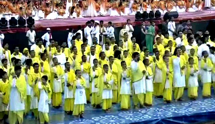 Veda Pandits from Gurukuls all over India chanting "Shanti Path" - Mantras for Peace at #WorldCultureFestival!, the event's official twitter handle posted.