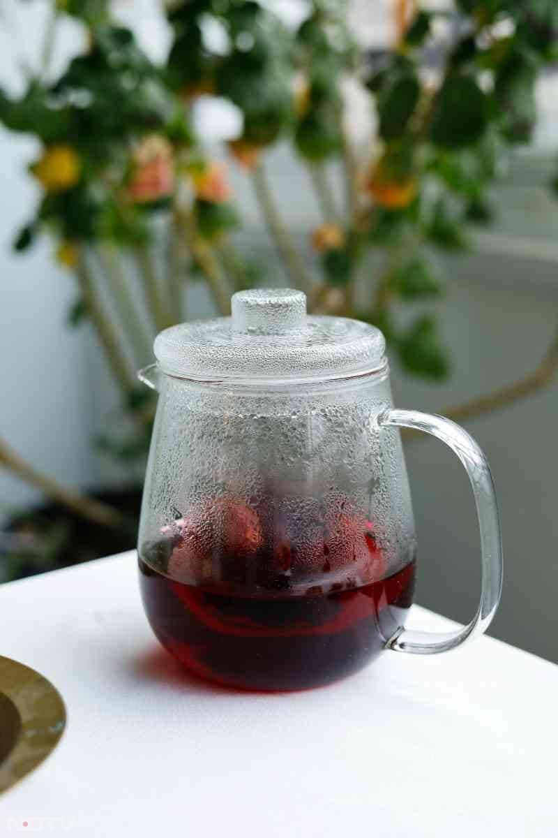 काली चाय को पानी में उबालें और ठंडा होने दें. इस पानी से बालों को धो लें. ऐसा करने से सफेद बालों से छुटकारा मिल सकता है.