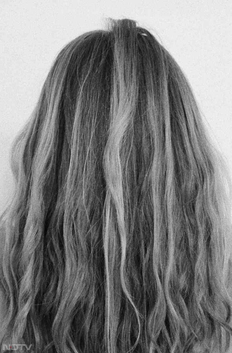 कई बार मार्केट में मिलने वाले महंगे और केमिकल बाले प्रोडक्ट के इस्तेमाल से भी सफेद बाल की समस्या हो जाती है. अगर आप भी इसे दूर करना चाहते हैं, तो आप इन चीजों को अपना कर इस समस्या को दूर कर सकते हैं.