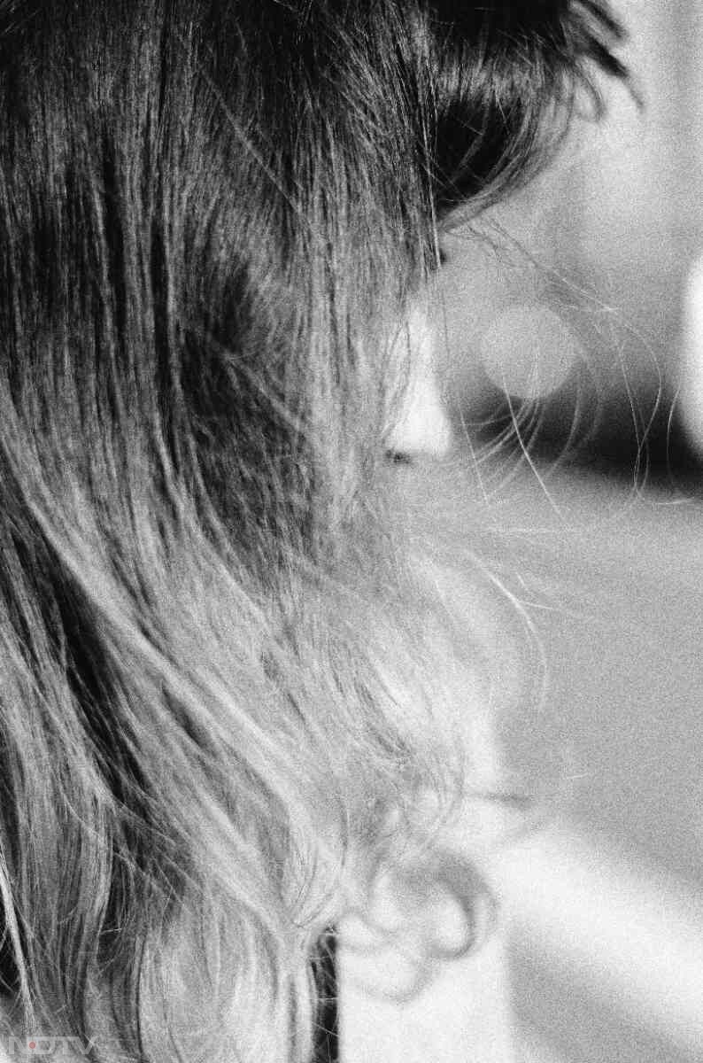 आज के समय सफेद बालों की समस्या का उम्र से कोई लेना देना ही नहीं है. क्योंकि छोटे से लेकर बड़ों तक में सफेद बाल की समस्या देखी जा सकती है.