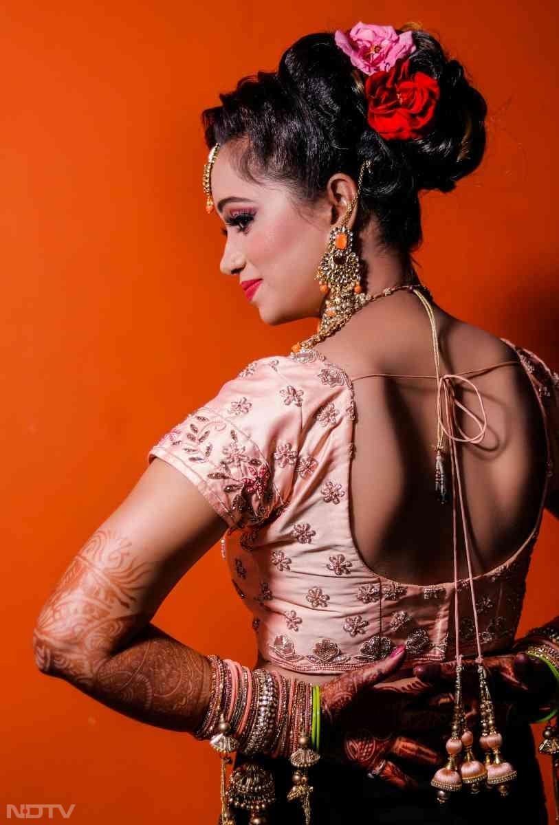 हाई बन ट्राई कर सकती हैं, साथ में फूल लगा लेंगी तो चार-चांद लग जाएंगे. Pic Credit- Pexels